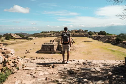 Grand Plaza v Monte Albán z jižní platformy